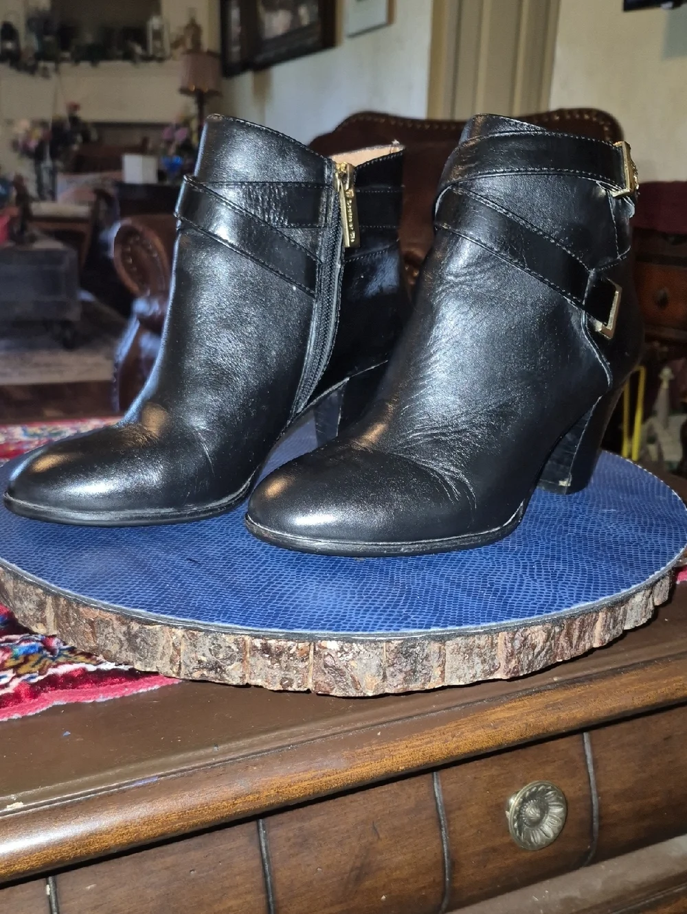 Louise et Cie Black Leather Ankle Booties with Buckle Detail Sz 7. (#812S)